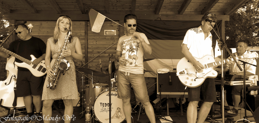 Schwarzweiß Foto einer Band auf der Bühne